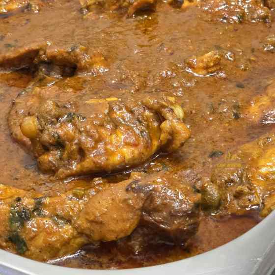 East African Food in Rotterdam: Tender chicken simmered in a creamy coconut base with gentle spices and fresh herbs.